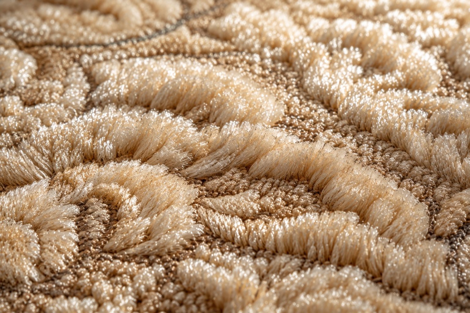 Reeled genuine silk yarn with a soft lustre
